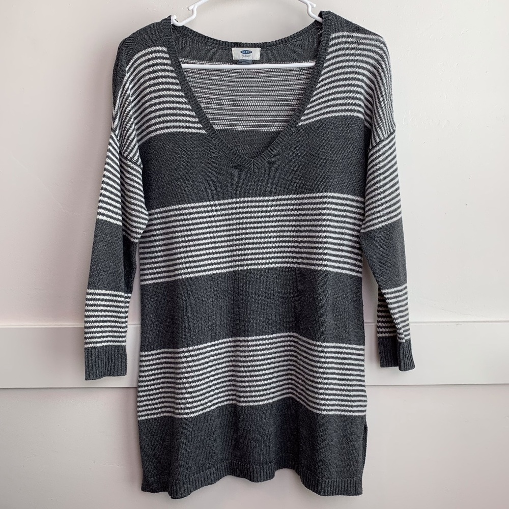 Old Navy Gray & White Striped Quarter Sleeve V-Neck Sweater